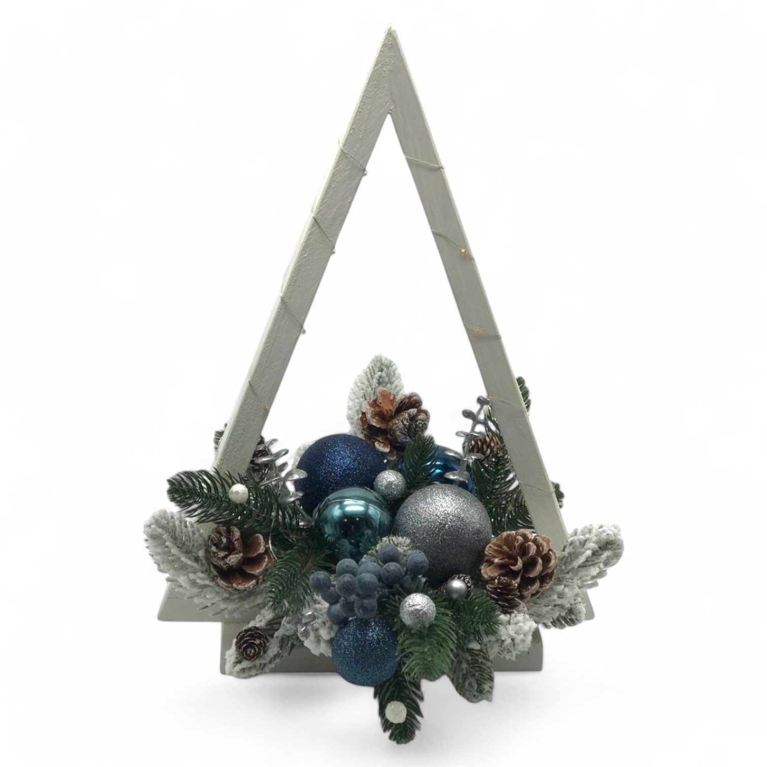 Triunghi fundal alb 11 Photoroom 1