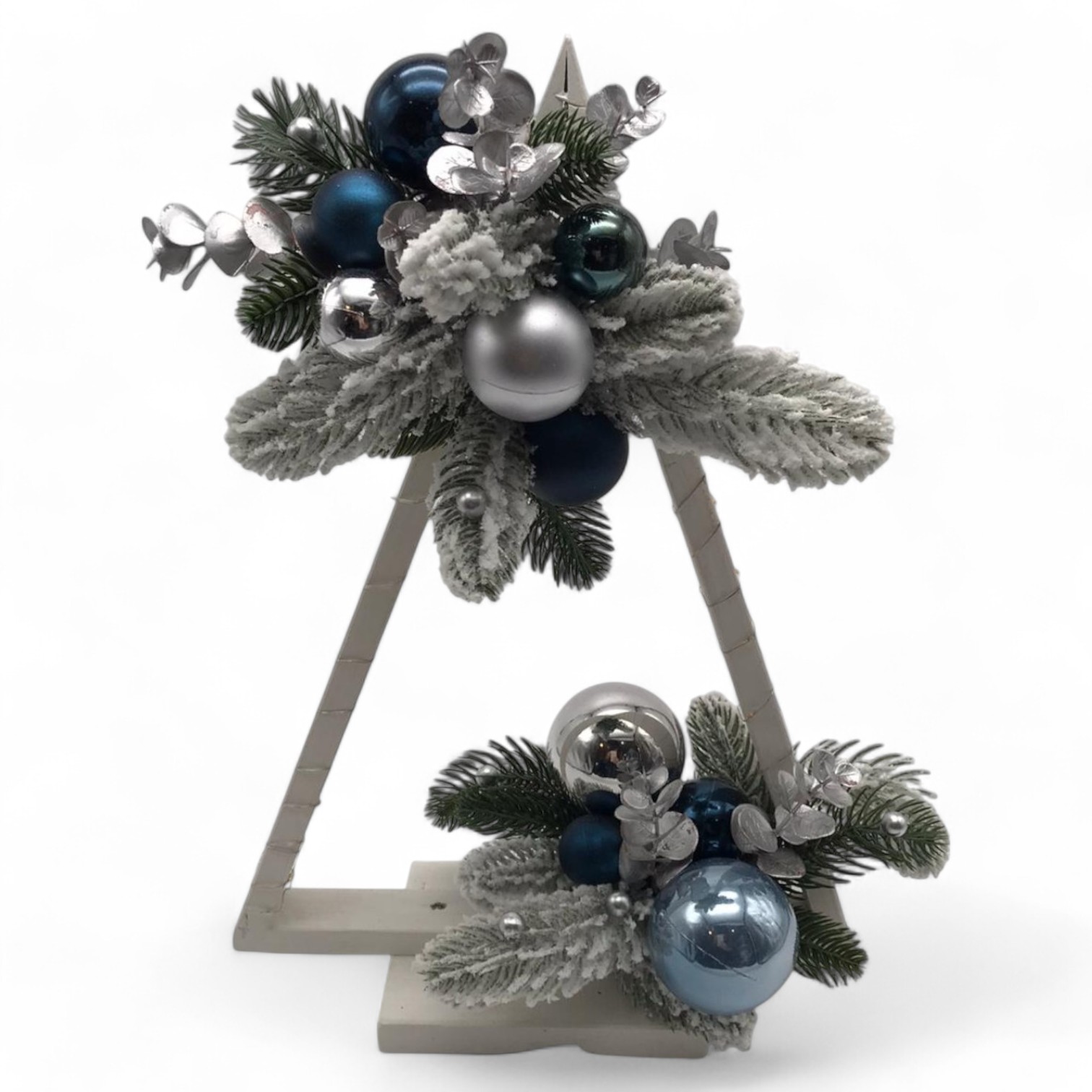 Triunghi fundal alb 3 Photoroom 1